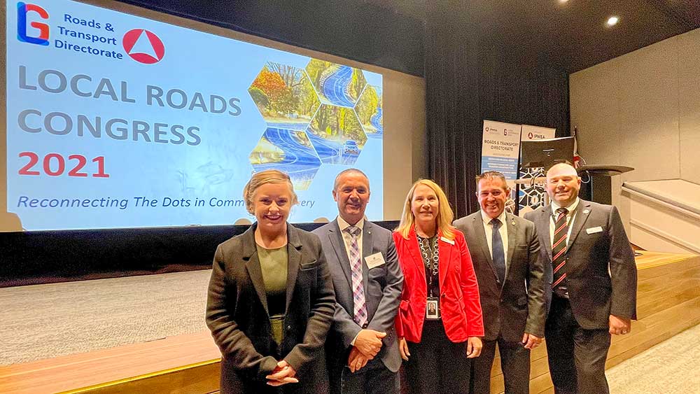 LGNSW President Linda Scvott and others at the 2021 Local Roads Congress.